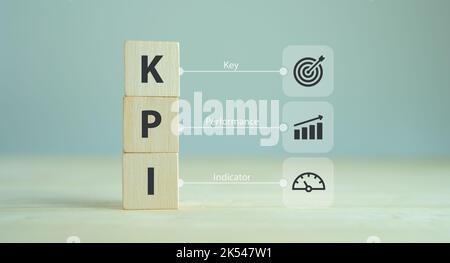 Banner-KPI-Konzept. Key Performance Indicator mit Business Intelligence-Kennzahlen zur Messung der erreichten Leistung im Vergleich zum geplanten Ziel. Holzwürfel mit 'KP Stockfoto