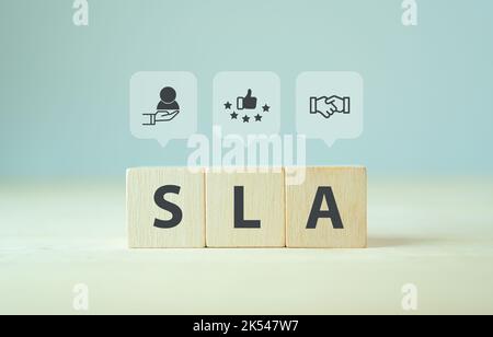 SLA – Akronym für Service Level Agreement, Geschäftskonzept. Verfolgung der Service-Performance, um die Unsicherheit zu verringern, die der Kunde im Prozess hat. Holzwürfel Stockfoto