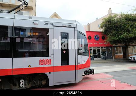 Das vordere Ende eines Zuges der San Francisco Municipal Railway (MUNI) fuhr zum Bahnhof Caltrain in einer Straße in San Francisco, Kalifornien, USA. Stockfoto