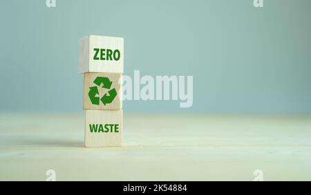 Zero Waste, Net Zero Concept. CO2-neutral. Klimaneutrale langfristige Strategie. Nachhaltige Unternehmensentwicklung. Wiederverwenden Reduzieren Recycle Symbol.Conscio Stockfoto