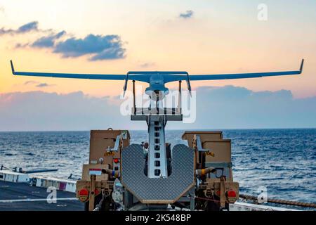 190329-N-HG389-0063 MITTELMEER (29. März 2019) ein unbemanntes Luftfahrzeug des RQ-21 Blackjack startet vom Flugdeck des Amphibientransportschiffes USS Arlington (LPD 24) der San Antonio-Klasse, 29. März 2019. Arlington wird als Teil der Kearsarge Amphibious Ready Group eingesetzt, um Operationen zur Sicherheit im Seeverkehr, Krisenreaktion und Zusammenarbeit bei der Theatersicherheit zu unterstützen und gleichzeitig eine vorausschauende Marinepräsenz zu gewährleisten. (USA Navy Foto von Mass Communication Specialist 2nd Class Brandon Parker/veröffentlicht) Stockfoto