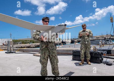 190507-N-RM689-1028SANTA RITA, Guam (7. Mai 2019) Intelligence Specialist 1st Class Travis Rhoney, rechts, und Electronics Technician 3rd Class Michael Lemay, beide zugewiesen an Coastal Riverine Squadron (CRS) 2, Durchführung einer Systemprüfung eines unbemannten Luftfahrtsystems RQ-20B Puma in Vorbereitung auf einen Besuch des Vizepräsidenten der Republik Palau Raynold B. Oilouch und seiner Delegation während des Besuchs von Oilouch auf dem US-Marinestützpunkt Guam. CRS-2 ist der Costal Riverine Group 1, Abtänk Guam, zugeordnet und ist in der Lage, maritime Sicherheitsoperationen über das gesamte Spektrum von Marine-, Joint- und Combined-Operationen durchzuführen Stockfoto