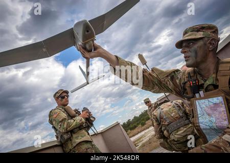 US Army CPL. Matthew G. Mena, Charlie Battery, 1. Bataillon, 258. Field Artillery, New York Army National Guard, führt während des Feldtrainings des 1. Bataillons, 254. Regional Training Institute (Combat Arms), eine Systemprüfung an einem RQ-11 Raven B, einem kleinen unbemannten Luftfahrtsystem, durch. Das unbemannte Flugsystem Raven Operator’s Course der New Jersey Army National Guard auf der Joint Base McGuire-Dix-Lakehurst, N.J., 15. Mai 2019. Die 254., die aus Sea Gurt, N.J., besteht, trainierte vom 5. Bis 17. Mai 11 Soldaten der Army National Guard aus Arkansas, Florida, New York und Texas. (New Jersey National Stockfoto