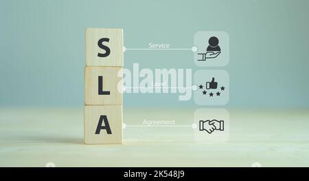 SLA – Akronym für Service Level Agreement, Geschäftskonzept. Verfolgung der Service-Performance, um die Unsicherheit zu verringern, die der Kunde im Prozess hat. Holzwürfel Stockfoto