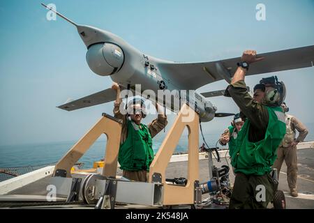 190731-M-QP663-1019 ARABISCHER GOLF (31. Juli 2019) Marine mit Marine Medium Tiltrotor Squadron (VMM) 163 (verstärkt), 11. Marine Expeditionary Unit (MEU) hebt vor dem Flugbetrieb an Bord des Amphibientransportschiffes USS John P. Murtha (LPD 26) ein unbemanntes Luftanlagensystem RQ-21A Blackjack auf einen Trägerrakete. Die Boxer Amphibious Ready Group und die 11. MEU werden im Einsatzgebiet der 5. US-Flotte eingesetzt, um Marinestützungen zu unterstützen, um die maritime Stabilität und Sicherheit in der Zentralregion zu gewährleisten und das Mittelmeer und den Pazifik durch den westlichen Indischen Ozean zu verbinden Stockfoto