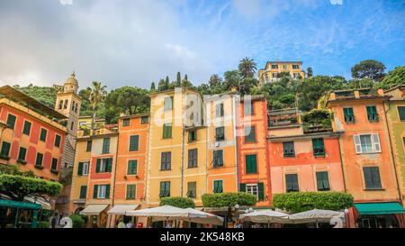 Portofino mit bunten Häusern, Luxus im kleinen Hafen der Bucht, Ligurien, Italien Stockfoto