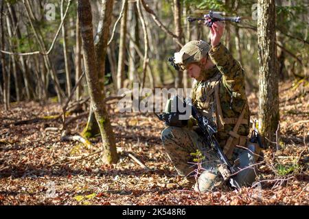 US Marine CPL. Steven Nowacki betreibt ein unbemanntes Flugzeugsystem für ein Firmaereignis während der Übung Fuji Viper 20-2 im Lager Fuji, Japan, 12. Dezember 2019. Fuji Viper ist eine regelmäßig geplante Trainingsentwicklung, die es Infanterieeinheiten ermöglicht, ihre Letalität und ihr Können in der Infanterie und der kombinierten Rüstungstaktik aufrechtzuerhalten. Diese Iteration der Übung wird von einer aktivierten Reserveeinheit, 1. Bataillon, 25. Marine Regiment, durchgeführt, die derzeit an 4. Marine Regiment, 3. Marine Division, als Teil des Einsatzprogramms der Einheit angeschlossen ist. Nowacki, geboren in Buffalo, New York, ist ein Angriff Stockfoto