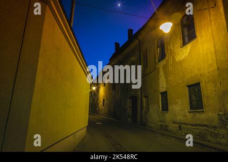 Vilnius Altstadt, Mystery Street beleuchtet in der Nacht, Litauen Stockfoto