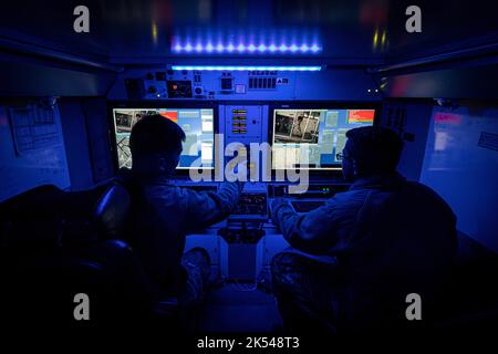 US Army Sgt. Benjamin Yuen, links, und PFC. Antonio Arriola, Soldaten mit der New Jersey National Guard’s det. 1, D Co., 104. Brigade-Ingenieur-Bataillon „Skydevils“ sitzen in einer Bodenkontrollstation für ein unbemanntes Arial-System RQ-7B Shadow auf der gemeinsamen Basis McGuire-Dix-Lakehurst, N.J., 10. Februar 2020. Die „Skydevils“ bieten dauerhafte Überwachungs- und Kommunikationsrelais für Bodentruppen während Kampfhandlungen. (USA Foto der Air National Guard von Meister Sgt. Matt Hecht) Stockfoto