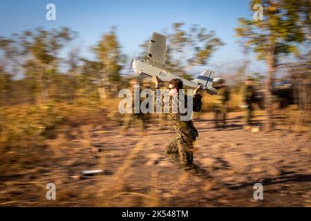 U.S. Marine Corps CPL. Andrew Abbott mit Logistics Combat Element, Marine Rotational Force – Darwin, startet das unbemannte Kleinflugzeugsystem RQ-20B Puma im Mount Bundey Training Area, Northern Territory, Australien, 18. August 2020. Abbott stammt aus Greenwood, Del. Marines, und wurde in die Beobachter der australischen Armee integriert, um Feuermissionen mit Echtzeit-Videofeeds vom Puma zu unterstützen. (USA Marine Corps Foto von CPL. Harrison Rakhshani) Stockfoto