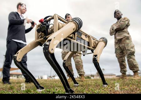 Ein unbemanntes Bodenfahrzeug wird am 10. November 2020 auf der Tyndall Air Force Base, Florida, getestet. Tyndall ist eine der ersten Militärstützpunkte, die die teilautonomen UGV in ihr Verteidigungsregiment einführt, sie werden bei Aufklärungs- und verstärkten Sicherheitspatrouillen auf der Basis helfen. (USA Luftwaffe Foto von Airman 1. Klasse Tiffany Price) Stockfoto