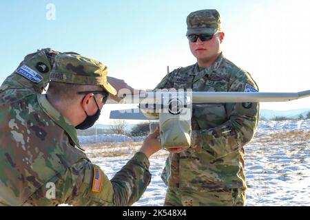 Sgt. Timothy Krehbiel und Sgt. William Howard, Kavalleriescouts mit Truppe B, 1. Staffel, 113. Kavallerieregiment, 2. Infanterie-Brigade-Kampfteam, 34. Infanterie-Division, Iowa Army National Guard, führt während einer Klasse in Camp Nothing Hill, Kosovo, am 21. Januar 2020 Vorflugkontrollen an einem unbemannten Flugzeugsystem des Typs RQ-20 PUMA durch. Die Truppe B dient im Regionalkommando Ost, der Kosovo Force 28, um die Sicherheit aller Menschen im Kosovo zu gewährleisten. Eine der Hauptmissionen der Einheit ist die Durchführung von Patrouillen entlang der Verwaltungsgrenze des Landes. Das Training auf dem PUMA-Flugzeug wird ein Stockfoto