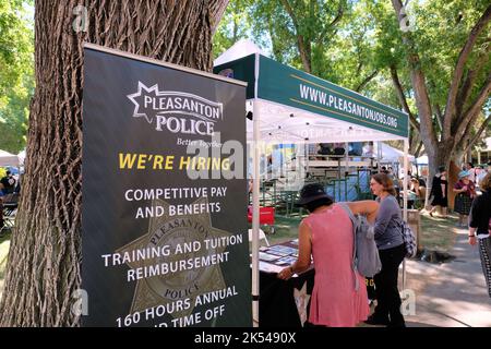 Die Rekrutierungsveranstaltung der Pleasanton Police beim Scottish Highland Gathering and Games 156., das im September 2022 im Alameda County, Kalifornien, gefeiert wurde. Stockfoto