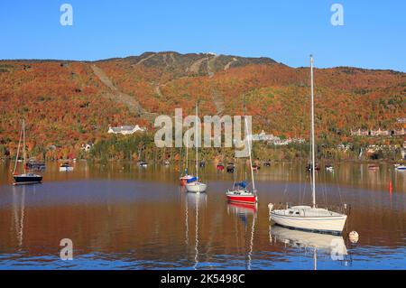 Lake und Mont Tremblant Resort im Herbst, Kanada Stockfoto