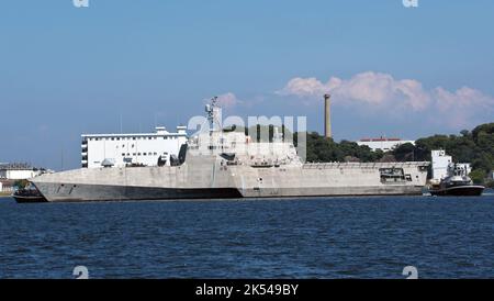 Die USS Oakland (LCS-24), ein Küstenkampfschiff der Unabhängigkeitsklasse, ist am 30. September 2022 bei Fleet Activities Yokosuka in der Präfektur Kanagawa, Japan, vor Anker gegangen. Stockfoto