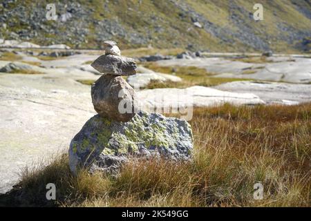 Schweizer Berge. Steine, die von der Hand des Menschen übereinander gelegt werden Stockfoto