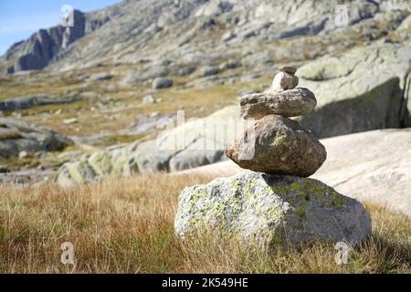 Schweizer Berge. Steine, die von der Hand des Menschen übereinander gelegt werden Stockfoto