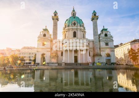 Karlskirche am Karlsplatz bei Sonnenaufgang, Wien, Österreich Stockfoto