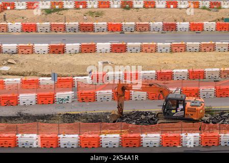 Hongkong, Hongkong, China. 5. Oktober 2022. Foto des Tages. Straßenarbeiten seit Jahren während der Entwicklung der Wan Chai Waterfront in Hongkong. (Bild: © Jayne Russell/ZUMA Press Wire) Stockfoto