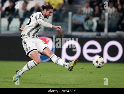 Turin, Italien. 5. Oktober 2022. Adrien Rabiot vom FC Juventus schießt beim UEFA Champions League-Spiel der Gruppe H zwischen dem FC Juventus und Maccabi Haifa am 5. Oktober 2022 in Turin, Italien, um ein Tor zu schießen. Quelle: Federico Tardito/Xinhua/Alamy Live News Stockfoto