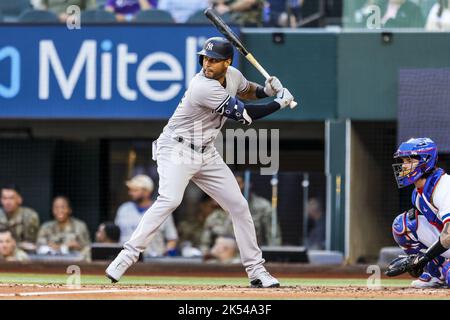 Arlington, Usa. 05. Oktober 2022. Aaron Hicks (31), Mittelfeldspieler der New York Yankees, wartet während des Spiels zwischen den Texas Rangers und den New York Yankees am Mittwoch, den 5. Oktober 2022, im Globe Life Field in Arlington, Texas, auf einen Platz. Foto von Matt Pearce/UPI Credit: UPI/Alamy Live News Stockfoto