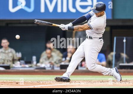 Arlington, Usa. 05. Oktober 2022. Aaron Hicks (31), Mittelfeldspieler der New York Yankees, trifft während des Spiels zwischen den Texas Rangers und den New York Yankees am Mittwoch, den 5. Oktober 2022, im Globe Life Field in Arlington, Texas, einen faulen Ball in den Dreck. Foto von Matt Pearce/UPI Credit: UPI/Alamy Live News Stockfoto
