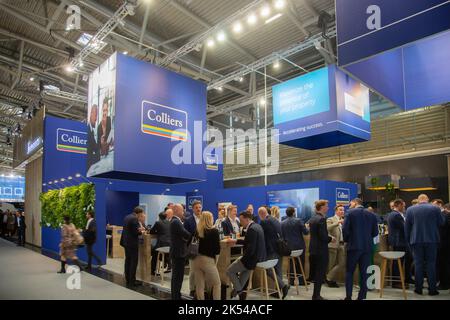 Colliers bei der 24. Internationale Fachmesse für Immobilien und Investitionen Expo Real am 5.10.2022 in München. Seit 1998 findet die Fachmesse für Immobilien und Investitionen jährlich im Oktober in der bayerischen Landeshauptstadt München statt. Heuer vom 4.10.2022 bis zum 6.10.2022. - Colliers auf der Internationalen Fachmesse für Immobilien und Investitionen Expo Real 24. in München, Deutschland, am 5. Oktober 2022. Seit 1998 findet die Real Expo in München statt, dieses Jahr vom 4. Oktober bis 6. Oktober. (Foto von Alexander Pohl/Sipa USA) Stockfoto