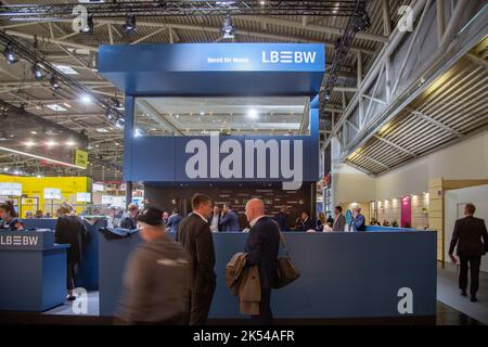 Landesbank Baden-Württemberg LB BW bei der 24. Internationale Fachmesse für Immobilien und Investitionen Expo Real am 5.10.2022 in München. Seit 1998 findet die Fachmesse für Immobilien und Investitionen jährlich im Oktober in der bayerischen Landeshauptstadt München statt. Heuer vom 4.10.2022 bis zum 6.10.2022. - Landesbank Baden-Württemberg LB BW auf der Internationalen Fachmesse für Immobilien und Investitionen Expo Real 24. am 5. Oktober 2022 in München. Seit 1998 findet die Real Expo in München statt, dieses Jahr vom 4. Oktober bis 6. Oktober. (Foto von Alexander Pohl/Sipa USA) Stockfoto