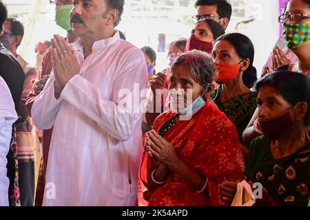 Howrah, Westbengalen, Indien - 14.. Oktober 2021 : Hindu-Anhänger, die der Göttin Durga Pushpanjali anbieten, ein Ritual, um die Göttin mit Blumen zu verehren. Stockfoto