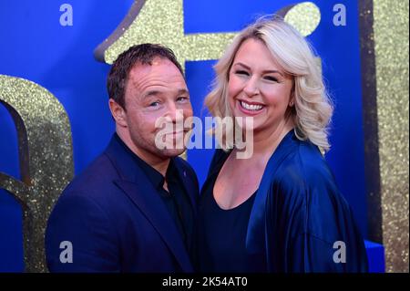 London, UK , 05/10/2022, Stephen Graham und Hannah Walters kommen zu den Darstellern und Filmemacher nehmen an der Pressekonferenz des BFI London Film Festival für Roald Dahls Matilda The Musical Teil, die von Sony Picters in Kinos in ganz Großbritannien und Irland vom 25.. November bis 5.. Oktober 2022 in London, Großbritannien, veröffentlicht wurde. Stockfoto