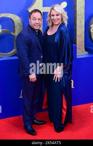 London, UK , 05/10/2022, Stephen Graham und Hannah Walters kommen zu den Darstellern und Filmemacher nehmen an der Pressekonferenz des BFI London Film Festival für Roald Dahls Matilda The Musical Teil, die von Sony Picters in Kinos in ganz Großbritannien und Irland vom 25.. November bis 5.. Oktober 2022 in London, Großbritannien, veröffentlicht wurde. Stockfoto