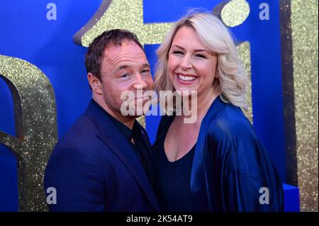 London, UK , 05/10/2022, Stephen Graham und Hannah Walters kommen zu den Darstellern und Filmemacher nehmen an der Pressekonferenz des BFI London Film Festival für Roald Dahls Matilda The Musical Teil, die von Sony Picters in Kinos in ganz Großbritannien und Irland vom 25.. November bis 5.. Oktober 2022 in London, Großbritannien, veröffentlicht wurde. Stockfoto