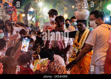 Bangkok, Thailand. 05. Oktober 2022. Hindus gott Medium sah Segen Gläubigen während des Festivals. Navaratri ist ein Fest, das von jenen beobachtet wird, die sich dem hinduistisch-brahmanischen Glauben anschließen. Dieses Festival findet in Thailand statt und wird jährlich um die Silom Road, Bangkok, von Hindu-Brahman veranstaltet. Kredit: SOPA Images Limited/Alamy Live Nachrichten Stockfoto