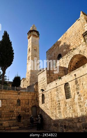 Die Omar-Moschee ist eine islamische Stätte aus dem 12.. Jahrhundert, mit einem 15m m hohen Minarett und kunstvollem Tor, das nur zum Gebet geöffnet ist. Altstadt von Jerusalem. Stockfoto