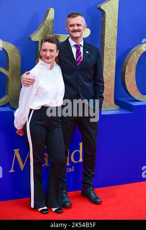 London, UK , 05/10/2022, Tricia Tuttle und Ben Roberts kommen zu den Darstellern und Filmemacher nehmen an der Pressekonferenz des BFI London Film Festival für Roald Dahls Matilda The Musical Teil, das von Sony Picters in Kinos in ganz Großbritannien und Irland vom 25.. November bis 5.. Oktober 2022 in London, Großbritannien, veröffentlicht wurde. Stockfoto