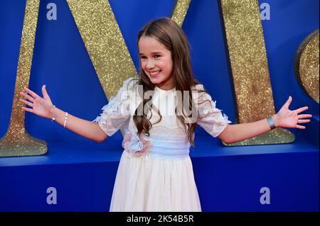 London, UK , 05/10/2022, Alisha Weir kommt zu den Darstellern und Filmemacher nehmen an der Pressekonferenz des BFI London Film Festival für Roald Dahls Matilda The Musical Teil, die von Sony Picters in Kinos in ganz Großbritannien und Irland vom 25.. November bis 5.. Oktober 2022 in London, Großbritannien, veröffentlicht wurde. Stockfoto