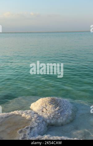 Ruhige und friedliche Landschaften am Toten Meer in Israel. Stockfoto