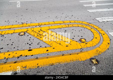 Reflektor und Farbe für Straßenbelag Stockfoto