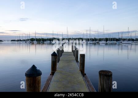Die Boote dockten am Dinner Key Marina in Coconut Grove, Miami, Florida im frühen Morgenlicht an. Stockfoto