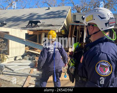 Fort Myers, Usa. 02. Oktober 2022. FEMA Urban Search and Rescue Pennsylvania Task Force 1 Teammitglieder nutzen Sniffer Dogs, um nach dem 3. Oktober 2022 in Fort Myers, Florida, Trümmer und zerstörte Gebäude nach Überlebenden zu durchsuchen. Quelle: Jocelyn Augustino/FEMA/Alamy Live News Stockfoto