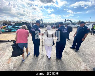 Matlacha Isles, Usa. 04. Oktober 2022. Rettungskräfte der US-Küstenwache helfen bei der Evakuierung eines älteren Wohnsitzes nach dem 4. Oktober 2022 in Matlacha Isles, Florida. Quelle: Jocelyn Augustino/FEMA/Alamy Live News Stockfoto