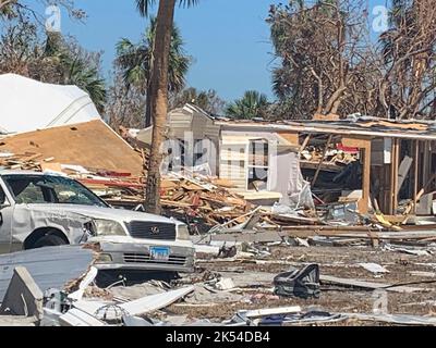 Fort Myers, Usa. 02. Oktober 2022. Totale Zerstörung von Häusern und Fahrzeugen nach dem 2. Oktober 2022 in Fort Myers, Florida. Quelle: Jocelyn Augustino/FEMA/Alamy Live News Stockfoto