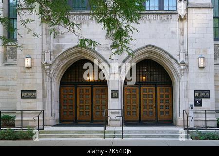 Chicago, USA - August 2022: Das School of Medicine Gebäude der Northwestern University im gotischen Stil befindet sich in der Gegend von Streeterville in der Nähe der Innenstadt von Chica Stockfoto