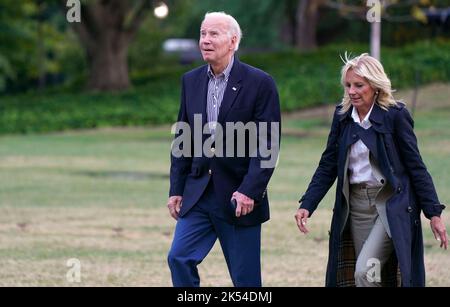 Aktuelle Maßnahmen Zur Reaktion Und Wiederherstellung. 5. Oktober 2022. Der Präsident der Vereinigten Staaten, Joe Biden, und die First Lady Dr. Jill Biden kehren nach einem Besuch in Fort Myers, Florida am Mittwoch, dem 5. Oktober 2022, ins Weiße Haus in Washington, DC zurück. Der Präsident und die First Lady will haben die vom Sturm zerstörten Gebiete untersucht und eine Einweisung über die aktuellen Maßnahmen zur Reaktion und Erholung erhalten. Quelle: Leigh Vogel/Pool via CNP/dpa/Alamy Live News Stockfoto