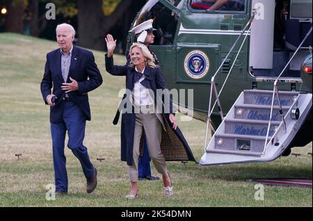 Aktuelle Maßnahmen Zur Reaktion Und Wiederherstellung. 5. Oktober 2022. First Lady Dr. Jill Biden winkt, als sie und der US-Präsident Joe Biden nach einem Besuch in Fort Myers, Florida am Mittwoch, dem 5. Oktober 2022, ins Weiße Haus in Washington, DC zurückkehren. Der Präsident und die First Lady will haben die vom Sturm zerstörten Gebiete untersucht und eine Einweisung über die aktuellen Maßnahmen zur Reaktion und Erholung erhalten. Quelle: Leigh Vogel/Pool via CNP/dpa/Alamy Live News Stockfoto