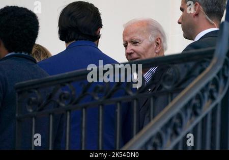 Aktuelle Maßnahmen Zur Reaktion Und Wiederherstellung. 5. Oktober 2022. Der Präsident der Vereinigten Staaten, Joe Biden, wird mit Gästen auf dem Blue Room Balkon des Weißen Hauses in Washington, DC gesehen, nachdem er am Mittwoch, den 5. Oktober 2022, Fort Myers, Florida besucht hat. Der Präsident und die First Lady untersuchten von Stürmen verwüstet Gebiete und erhielten eine Briefing über die aktuellen Reaktionen und Wiederauffüllungsbemühungen. Quelle: Leigh Vogel/Pool via CNP/dpa/Alamy Live News Stockfoto