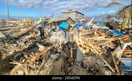 FEMA Urban Search and Rescue Operations at Matlacha Isles, Florida, on October 4, 2022, in the after of Hurrikane Ian, a category 4 Storm that made a direct Hit on the Southwest Florida Community. (USA) Stockfoto