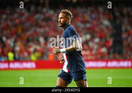 Lissabon, Portugal. 05. Oktober 2022. Neymar da Silva Santos Júnior, bekannt als Neymar von Paris Saint-Germain, gesehen während des UEFA Champions League Group H Fußballspiels zwischen SL Benfica und Paris Saint-German im Estadio da Luz. Endergebnis: SL Benfica 1:1 Paris Saint-Germain. Kredit: SOPA Images Limited/Alamy Live Nachrichten Stockfoto