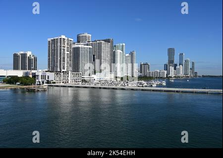 Wohngebäude am Wasser an der Biscayne Bay in Miami, Florida an klaren, ruhigen und sonnigen Herbstmorgen. Stockfoto