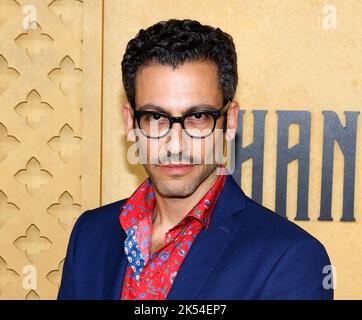 Los Angeles, CA, 3. Oktober, Adam Tsekhman nimmt an der Premiere von Apple Shantaram im Regency Bruin Theater Teil Stockfoto
